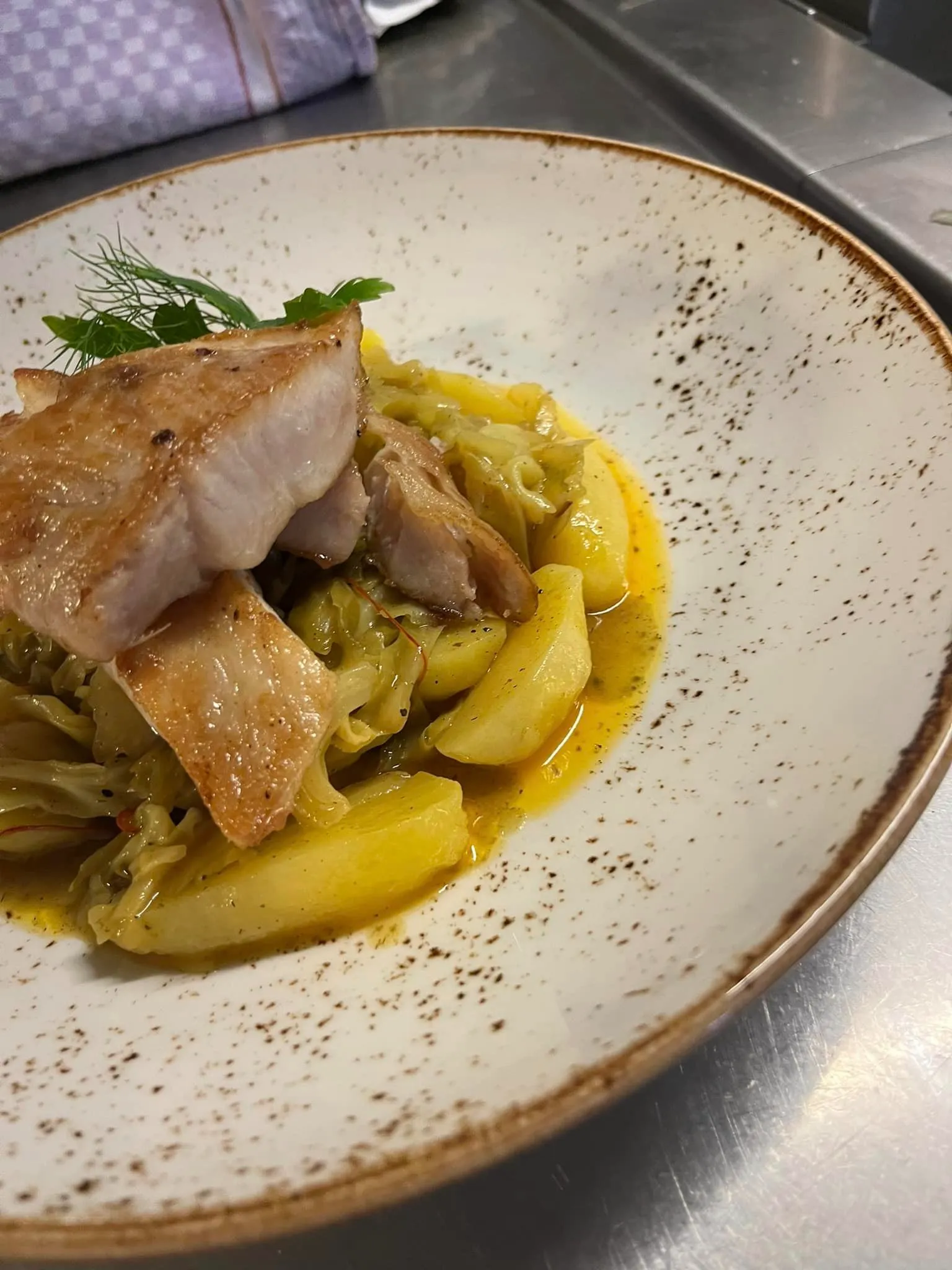 Festland – Restaurant & Vinothek – Ein Gericht mit Schweinshaxe oder -keule, Kartoffelpuffer und geschmortem Kohl.