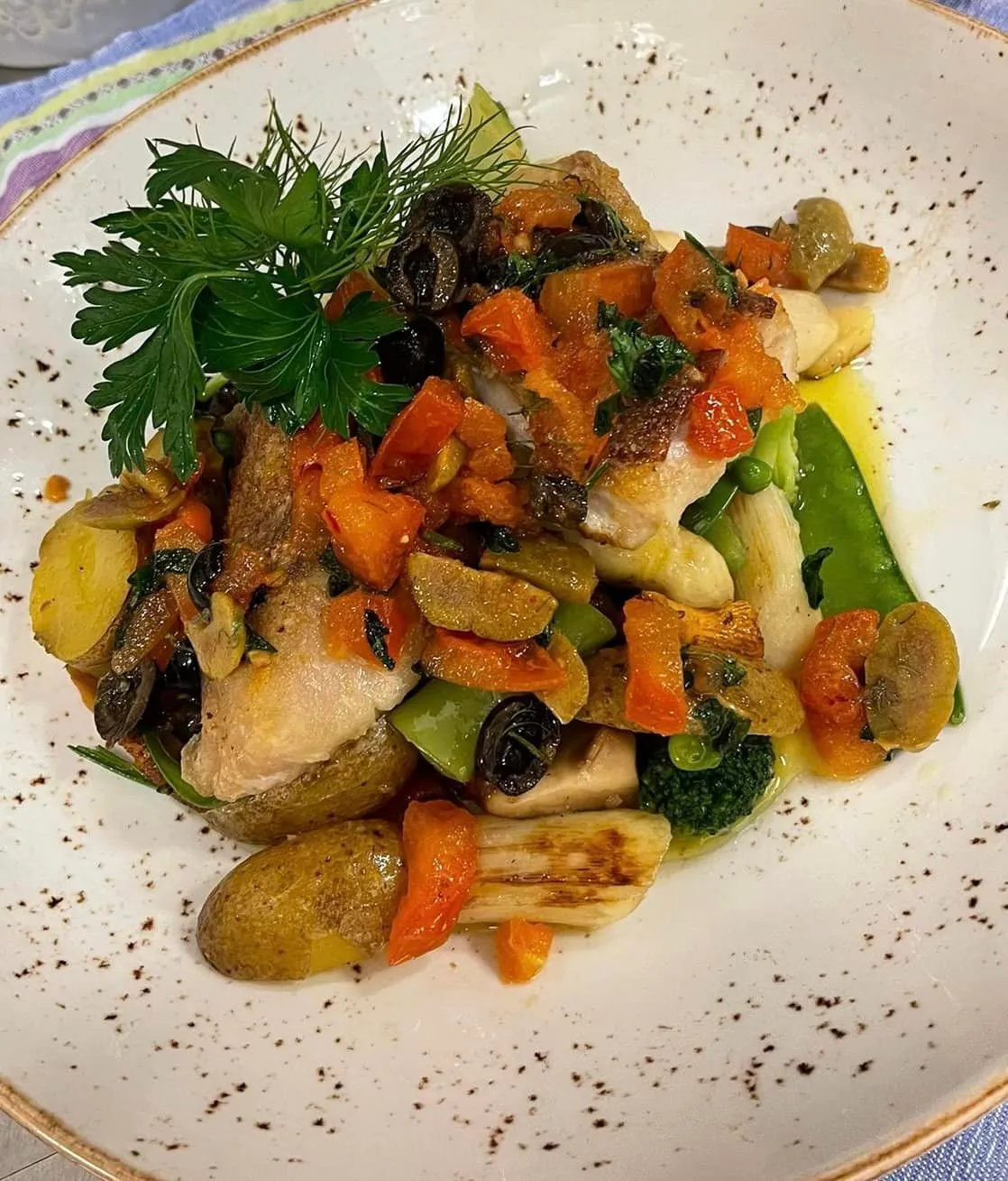 Festland – Restaurant & Vinothek – Ein Gericht mit Hähnchenbrust, gemischtem Gemüse und Kartoffeln, wahrscheinlich in einer Pfanne zubereitet.