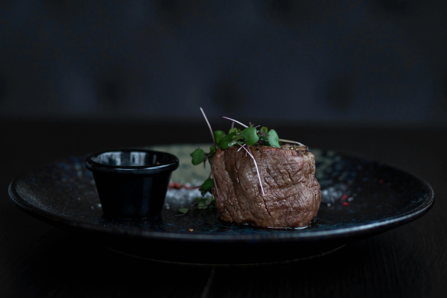 Festland – Restaurant & Vinothek – Ein angerichtetes Rindfleischgericht, wahrscheinlich Filet Mignon oder ein ähnliches Steak, serviert in einem Restaurant oder Steakhaus.